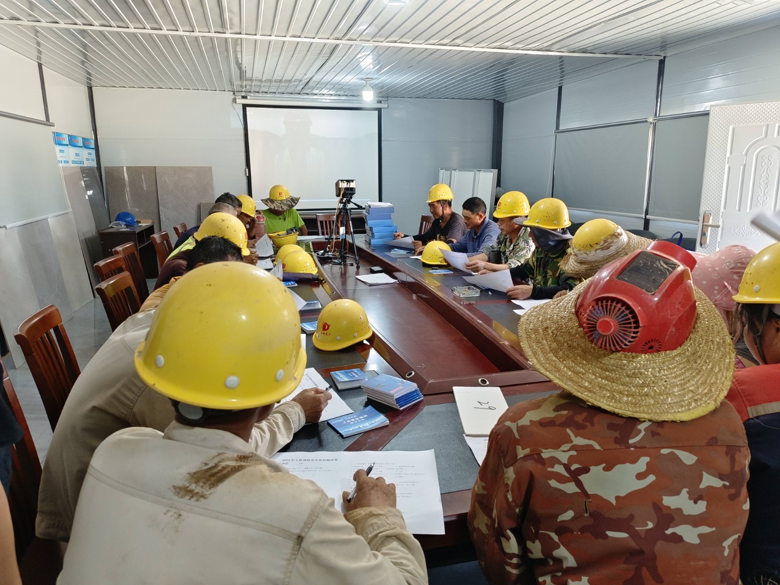 南平市質(zhì)量安全協(xié)會(huì)開展工傷預(yù)防系列宣傳活動(dòng),為安全生產(chǎn)保駕護(hù)航